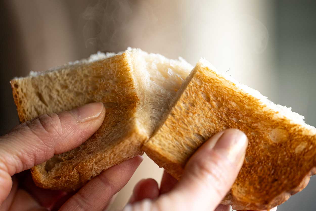 焼きたてのトーストから湯気がでて美味しそうな様